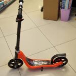 Trotineta nepliabila Pentru copii cu greutatea pina la 70kg Rama metalica cu paneluri de plastic Inaltimea volanului reglabila de la 80cm ---100cm Diametrul roti 18cm Lungime total 80cm