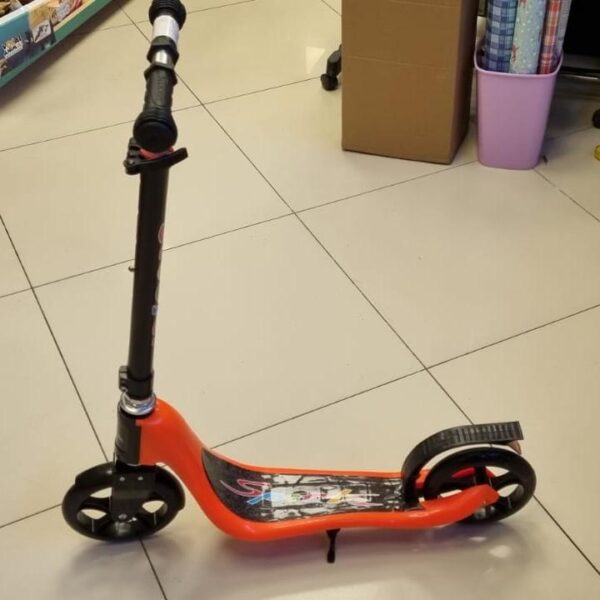 Trotineta nepliabila Pentru copii cu greutatea pina la 70kg Rama metalica cu paneluri de plastic Inaltimea volanului reglabila de la 80cm ---100cm Diametrul roti 18cm Lungime total 80cm